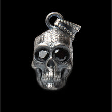 Cargar imagen en el visor de la galería, HEART CARVED SKULL PENDANT
