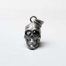 Cargar imagen en el visor de la galería, HEART CARVED SKULL PENDANT
