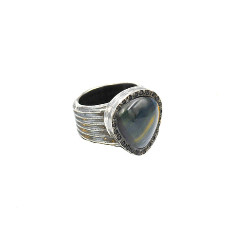 RJ GUITAR PICK STONE RING LABRADORITE